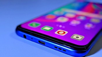 Port jack audio 3,5 mm, microUSB dan speaker berada di bagian bawah. Foto: Adi Fida Rahman/detikINET