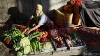 Penjual sayur menjajakan dagangan mereka.