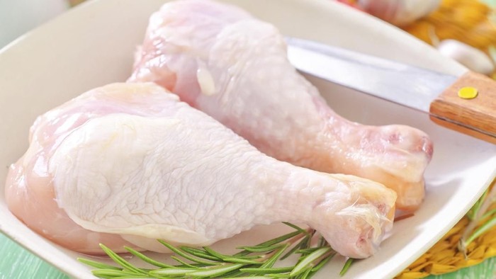 Tak Takut Keracunan, Pria Ini Lahap Makan Paha Ayam Mentah