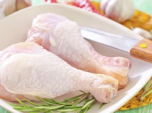 Sebelum Dimasak, Daging Ayam Perlu Dicuci atau Tidak?