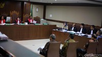 Para saksi memberikan keterangan di hadapan hakim Pengadilan Tipikor.