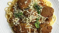 Menu lainnya ada spaghetti dengan bola-bola daging plus saus tomat. Duh, taburan kejunya bikin makin ngiler. Foto: Instagram tasyiiathasyia