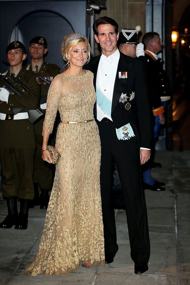 Tak menunggu lama dari perkenalan mereka, Chantal dan Pangeran Pavlos menikah di London, Inggris pada 1995. Pernikahan mewah tersebut dihadiri oleh keluarga kerajaan dan kalangan elite London. Chantal dan Pavlos kini memiliki lima anak. Foto: Getty Images