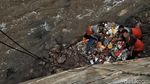 Aksi Petugas UPK Bersihkan Sampah Di Kali Baru Timur