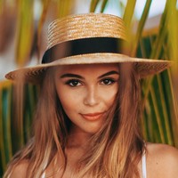 Sedangkan Olivia Jade juga pernah dibilang bodoh dan tidak peduli oleh netizen karena pernyataan serupa. Aku tidak terlalu peduli dengan sekolah, seperti yang kalian tahu ungkapnya dalam YouTube. Foto: Instagram @oliviajade