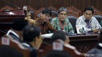 Kuasa hukum dari Integrity, Raziv Barokah membacakan permohonan uji materi UU No.7/2017 tentang Pemilu khususnya syarat administrasi untuk memilih seperti surat pindah dan KTP di depan sidang panel hakim MK, Jakarta, Kamis (14/3/2019).