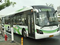 Unik! Warga Shanghai Rayakan Ulang Tahun Jalur Bus dengan Bawa Kue