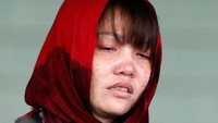 Saya tidak marah bahwa Siti telah dibebaskan. Hanya Tuhan yang tahu bahwa kami tidak melakukan pembunuhan itu, ucap Doan sembari terisak kepada para wartawan usai sidang. Foto: Reuters