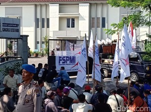 Rekan Di-PHK Sepihak, Puluhan Buruh Pabrik di Kota Madiun Mogok Kerja