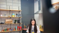 Selain cantik, ibu satu anak ini juga pintar memasak lho. Foto: Instagram@sjeuro