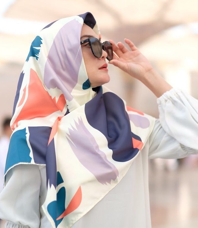Pulang dari ibadah umrah beberapa waktu lalu, Luna merilis koleksi scarf di bawah label Luna Habit miliknya. Penampilannya saat berhijab menarik perhatian netizen. Foto: Instagram