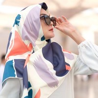 Pulang dari ibadah umrah beberapa waktu lalu, Luna merilis koleksi scarf di bawah label Luna Habit miliknya. Penampilannya saat berhijab menarik perhatian netizen. Foto: Instagram