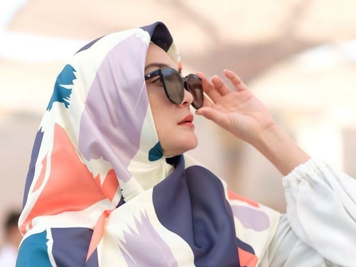Scarf besutan Luna Maya. Foto: Instagram/LunaHabit Scarf besutan Luna Maya. Foto: Instagram/LunaHabit