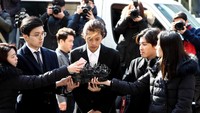 Jung Joon Young saat tiba di kantor polisi Seoul, Korea Selatan pada Kamis (14/3) waktu setempat. Chung Sung-Jun/Getty Images