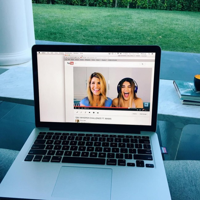 Di akun Instagram, dua bersaudari yang terpaut usia setahun ini sama-sama eksis di media sosial sebagai selebgram dan YouTuber. Saat masuk kuliah, perlengkapan asrama mereka bahkan disponsori brand-brand terkenal. Dikatakan bahwa keduanya juga menggunakan status mahasiswa USC untuk meningkatkan popularitas. Foto: Instagram @oliviajade