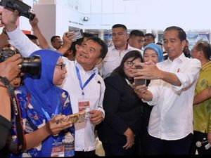Resmikan Terminal Baru Bandara Depati Amir, Jokowi Diserbu Selfie