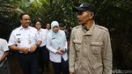Begini Gaya Anies Panen Duku di Condet