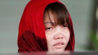 Doan Thi Huong, terdakwa asal Vietnam dalam kasus pembunuhan Kim Jong-Nam, menangis terisak saat jaksa penuntut Malaysia menolak pencabutan dakwaan terhadapnya. Foto: REUTERS/Lai Seng Sin