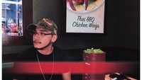 Lewat akun Instagramnya, Isa sering membagikan momen kulinerannya. Ini posenya saat makan puas dengan hidangan oriental, yang cukup disukainya. Foto: Instagram @theisakhan