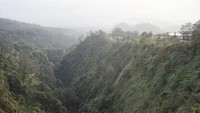 Jika berminat mengunjungi basecamp, tetapi tidak sempat membawa tenda, pengelola menyediakan tenda siap pakai. Cukup membayar Rp 50 ribu, kamu dapat tenda lengkap dengan matras dan sleeping bag. (Aji Kusuma/detikcom)