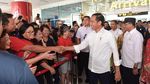 Resmikan Terminal Baru Bandara Depati Amir, Jokowi Diserbu Selfie