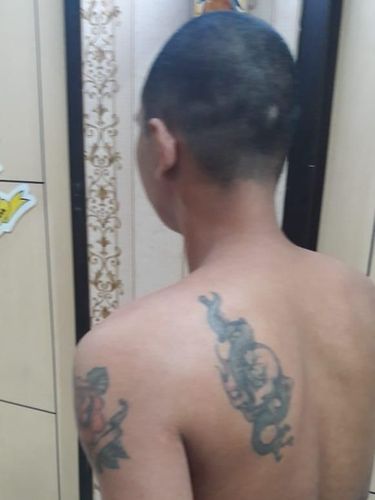 Pria ini memiliki tato di tubuhnya.