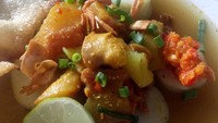 Ada juga yang membuat kaldu kikil yang bening, disajikan dengan kikil yang empuk, kerupuk udang, sambal dan jeruk nipis. Mantap. Foto: Instagram @mamaaby85