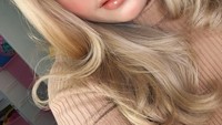 Sama seperti Tasya, Tasyi juga jago memakai riasan wajah. Kalau sudah begini, wajahnya jadi seperti Barbie ya? Foto: Instagram tasyiiathasyia