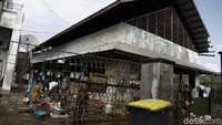 Bangunan fisik Tempat Pelelangan Ikan (TPI) Labuan Bajo di Nusa Tenggara Timur terlihat sangat tidak terawat dan kumuh.
