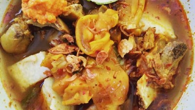 Kinyil-kinyil Empuk, Lontong Kikil Enak Buat Penambah Energi Pagi