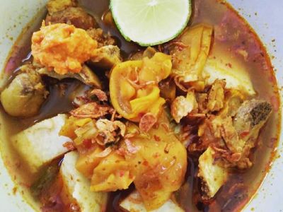 Kinyil-kinyil Empuk, Lontong Kikil Enak Buat Penambah Energi Pagi