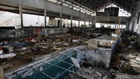 Kondisi ruangan dalam yang kosong karena sebagian besar pedagang telah dipindah ke TPI yang baru di Kampung Ujung sekitar 500 meter dari lokasi yang lama.