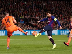 Barca mendapat peluang dari tembakan Messi, namun bola masih bisa diblok pemain Lyon. (Foto: Juan Medina/Reuters)