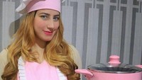 Pencinta warna pink ini ternyata hobi masak. Soal perlengkapan masak plus alat dapur pun Tasyi tetap memilih warna pink. Foto: Instagram tasyiiathasyia