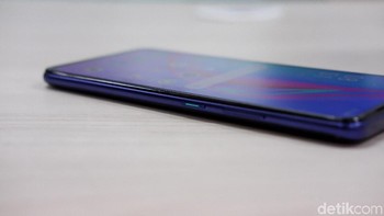 Bagian samping terdapat tombol power yang diberikan akses garis biru. Foto: Adi Fida Rahman/detikINET