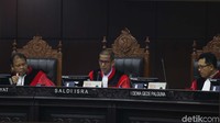 Hakim panel terdiri dari Saldi Isra, Arief Hidayat dan I Dewa Gede Palguna.