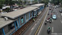 Pelaku penusukan, Sudirman, sendiri saat ini masih diperiksa di Polsek Kramat Jati. Polisi juga mengamankan sebilah badik dari pelaku.