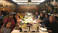 Umi Kalsum tengah bertolak ke New York, AS untuk menghadiri acara UN Women The Comission on The Status of Women (CSW) Conference. Ia pergi bersama teman-temannya. Foto: Instagram mom_ayting92_