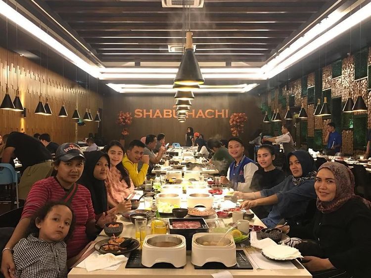 Ikut Acara PBB di New York, Intip Gaya Kuliner Ibu Ayu Ting Ting Bareng Keluarga