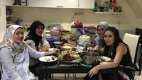 Makan siang bareng, tulisnya. Ragam hidangan tradisional seperti sate hingga sup dan kerupuk jadi pilihan Umi Kalsum dan Ayu Ting Ting. Foto: Instagram mom_ayting92_