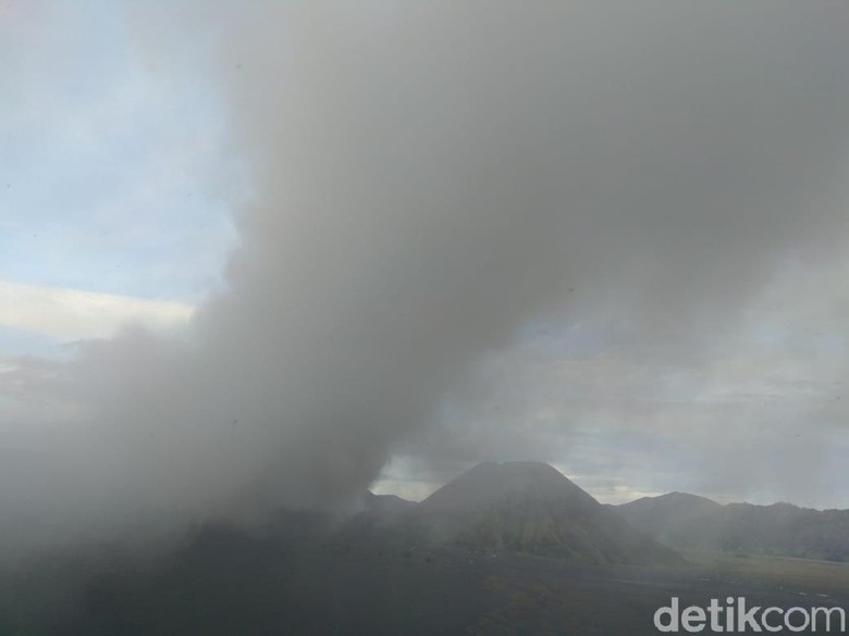 Semburan Abu Vulkanik Gunung Bromo Papar 7 Desa di Probolinggo Semburan Abu Vulkanik Gunung Bromo Papar 7 Desa di Probolinggo