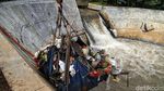Aksi Petugas UPK Bersihkan Sampah Di Kali Baru Timur