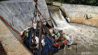Tumpukan sampah yang berhasil dikumpulkan petugas diangkut menggunakan alat berat sebelum dibawa menggunakan truk ke tempat pembuangan sampah akhir.