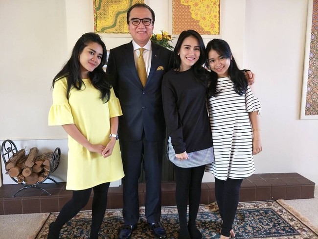 Gaya Ayu Ting Ting ber-legging juga tak luput dari nyinyiran netizen. Pasalnya, ia memakai legging saat bertemu Tantowi Yahya yang kala itu berstatus duta besar Indonesia untuk Selandia Baru. (Foto: Instagram)