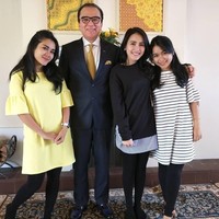 Gaya Ayu Ting Ting ber-legging juga tak luput dari nyinyiran netizen. Pasalnya, ia memakai legging saat bertemu Tantowi Yahya yang kala itu berstatus duta besar Indonesia untuk Selandia Baru. (Foto: Instagram)
