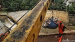 Aksi Petugas UPK Bersihkan Sampah Di Kali Baru Timur