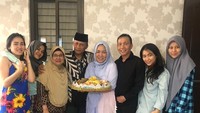  Sebuah nasi tumpeng yang tersaji di sebuah tampah jadi hidangan perayaan ulang tahun Umi Kalsum Oktober tahun lalu. Di sana terlihat sang suami dan anak-anaknya. Foto: Instagram mom_ayting92_