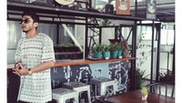 Mampir ke salah satu kafe dengan konsep minimalis dan kekinian. Isa berpose dengan kacamata hitam sambil menunggu makanan pesanannya. Foto: Instagram @theisakhan