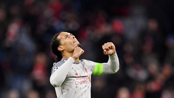 Bek Tengah: Virgil Van Dijk - Liverpool. Penampilannya yang trengginas di lini belakang Liverpool membuatnya dinilai 96. Foto: Andreas Gebert/Reuters