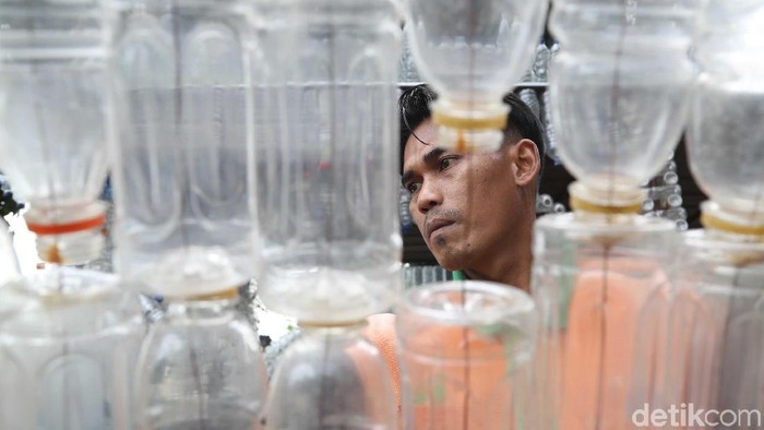 Mengisi botol air mineral bekas bisa dianggap menyelamatkan lingkungan. (Foto: Pradita Utama) Mengisi botol air mineral bekas bisa dianggap menyelamatkan lingkungan. (Foto: Pradita Utama)